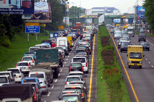  FOTO: Akhir Pekan, Gerbang Tol Pasteur Macet 1 km