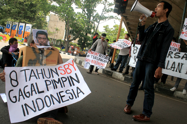  FOTO: Peringati 8 Tahun SBY, Mahasiswa Demo di Bawah Jembatan Pasupati