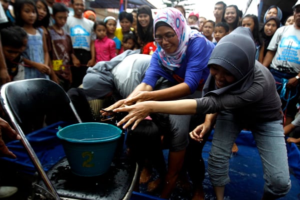  FOTO: Lomba Tangkap Belut di Kampung Kreatif Leuwi Anyar