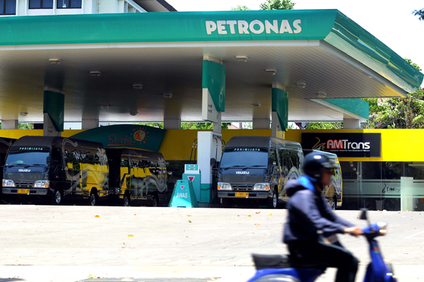  FOTO: SPBU Petronas Dago Jadi Garasi Mobil Travel