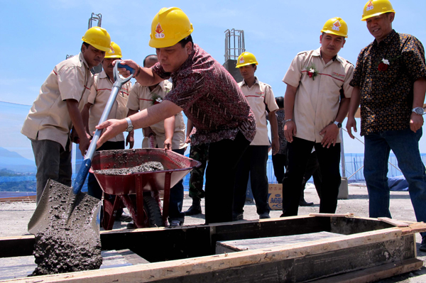  FOTO: 'Topping Off' Cipaganti Hills Apartment