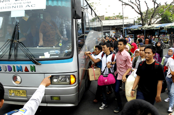  FOTO: Penumpang Mudik Iduladha Numpuk di Terminal Cicaheum