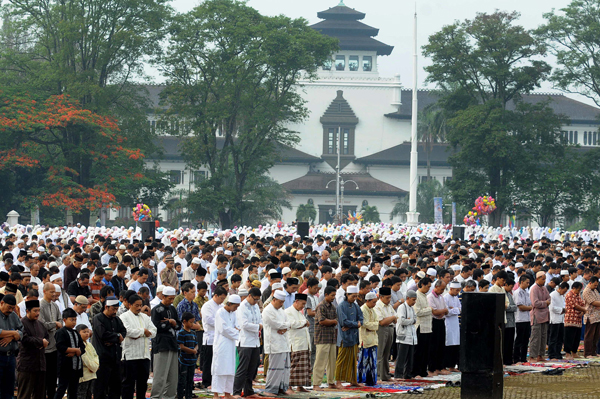  FOTO: Ribuan Umat Muslim Bandung Shalat Iduladha di Gasibu