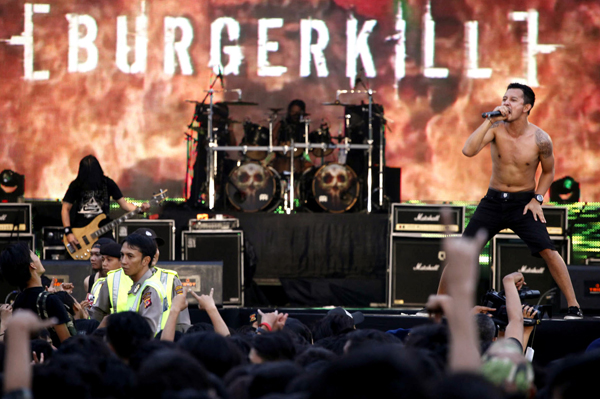  FOTO: Burgerkill Guncang Ribuan Penikmat Musik Metal Bandung di Gasibu