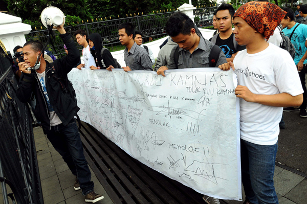  FOTO: HMI Unpas Demo Tolak RUU Kamnas di Gedung Sate