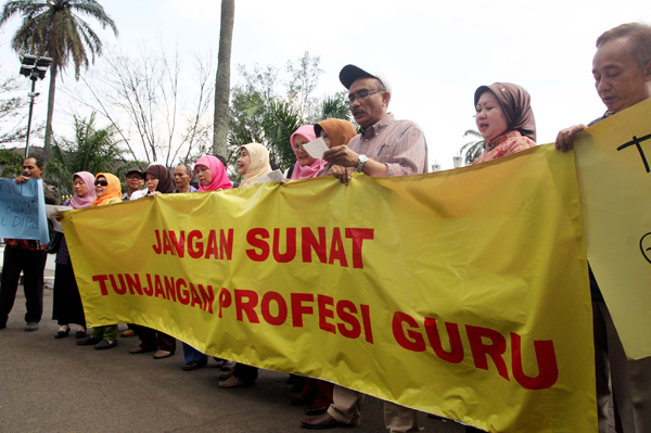  FOTO: Guru Desak Gubernur Jabar Periksa Pembayaran Tunjangan Profesi di Daerah