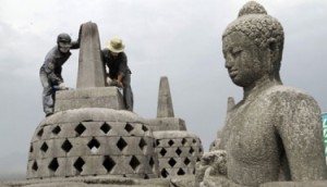  CANDI BOROBUDUR: 73 Stupa Kini Terlindungi dari Hujan Abu