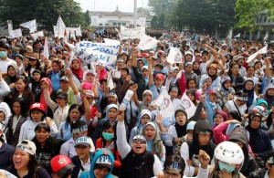  Ratusan Buruh Cimahi Ancam Menginap di Pemkot