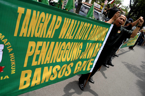  FOTO: Massa Desak Transparansi Kasus Korupsi Bansos Kota Bandung