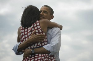  REAKSI OBAMA: “Four More Years”, Obama Langsung Peluk Istri (Foto)