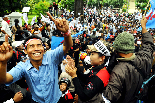  FOTO: Buruh Demo Tuntut Upah Layak di Balai Kota Bandung