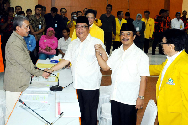  FOTO: Yance dan Tatang Mendaftar ke KPU Jabar