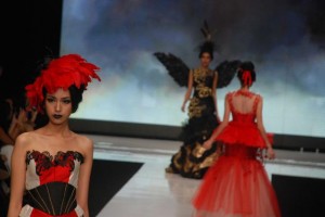  JAKARTA FASHION WEEK 2012: Wignyo Rahadi Tampilkan Inovasi Batik & Tenun