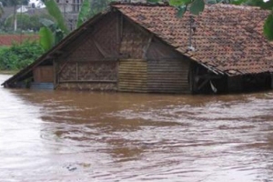  Akibat Hujan Deras, Rumah di Sukamenak Tergerus Air Sungai 