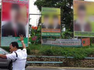  PILGUB JABAR 2013:Bersihkan Baliho Cagub Gagal Nyalon!
