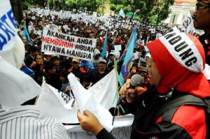  DEMO BURUH: Ribuan Massa Kepung Gedung Sate