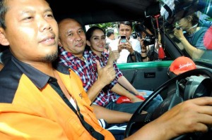  PILGUB JABAR 2013: Relawan Jokowi Sumbang Mobil Buat Rieke-Teten