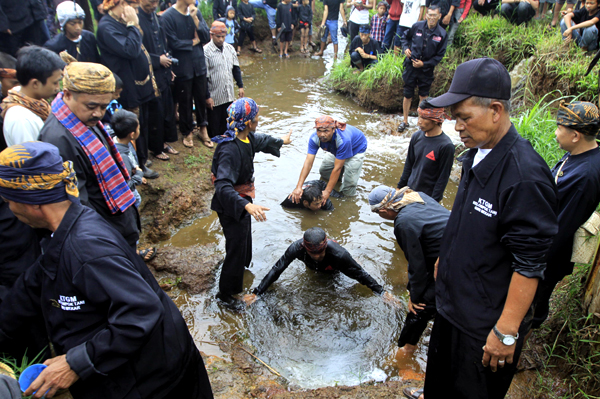  FOTO: Ritual "Irung-irung" di Cihideung Festival 2012