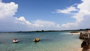  WISATA PANTAI: Tanjung Lesung Diserbu Wisatawan