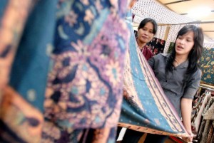  BATIK TRUSMI CIREBON: Laris Manis Dibeli Wisatawan