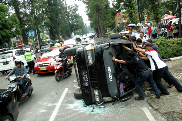  FOTO: Mobil Travel Terguling Dua Turis Malaysia Terluka