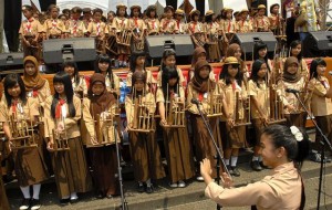  Ribuan Pelajar Main Angklung Depan Gedung Sate