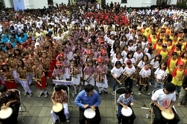  FOTO: Ribuan Pelajar Main Angklung Depan Gedung Sate