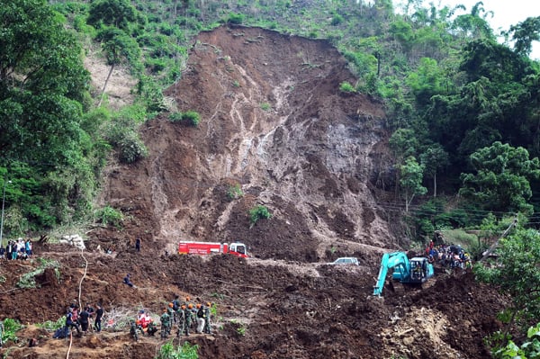  FOTO: Longsor Akses Soreang-Ciwidey Tertutup