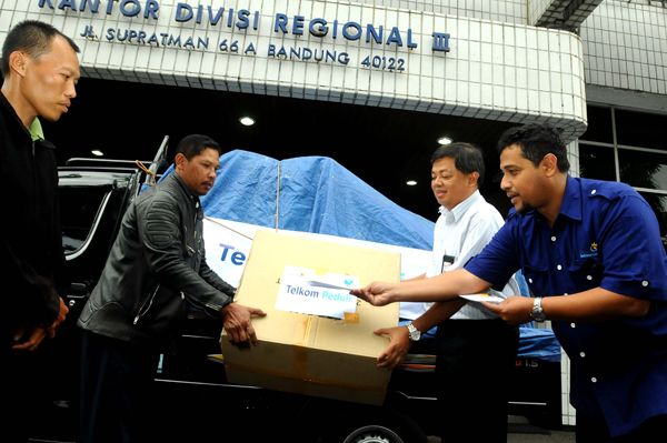  FOTO: Telkom Bantu Korban Banjir di Soreang