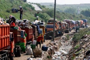  Pemkab Bandung Turunkan Puluhan Truk Sampah di Lokasi Banjir