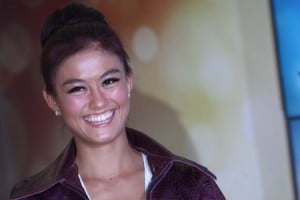  AGNES MONICA Borong 4 Penghargaan Yahoo! OMG 