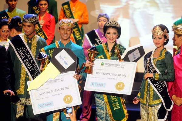  FOTO: Pasangan KBB-Kota Bandung Sabet Jajaka dan Mojang Pinilih Jawa Barat 2012