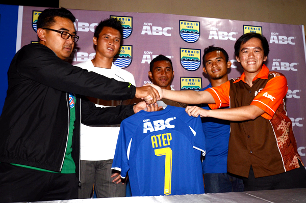  FOTO: Persib Bandung Gandeng Kopi ABC