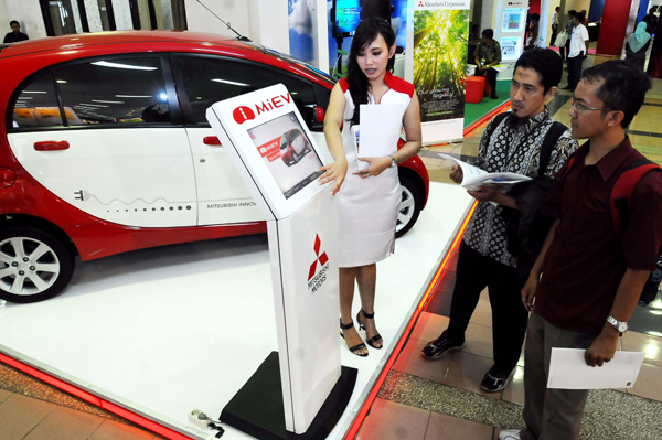  FOTO: Mencoba Mobil Listrik Mitsubishi i-Miev di IJIC 2012