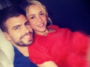  SHAKIRA HAMIL: Tweet Foto Mesra Bersama Pique 