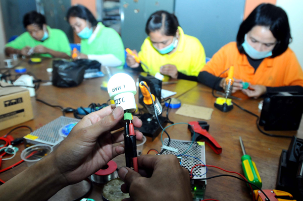  FOTO: Napi Lapas Wanita Sukamiskin Produksi Lampu LED