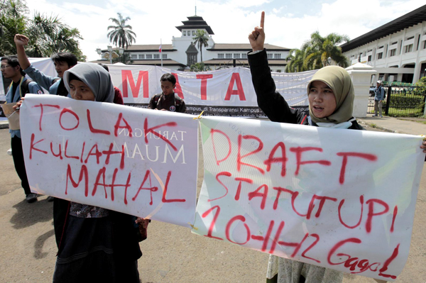  FOTO: Mahasiswa UPI Demo Tolak Kuliah Mahal di Gedung Sate