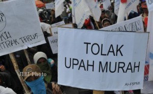  UPAH MINIMUM: Ribuan Buruh Kepung Pemkab Bandung Tuntut UMK Naik