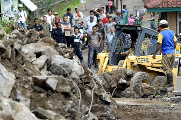  FOTO: Longsor Tutup Jalan Tubagus Ismail