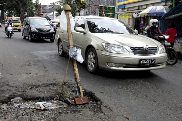  FOTO: Jalan Rusak di Cihampelas Bahayakan Pengguna Jalan