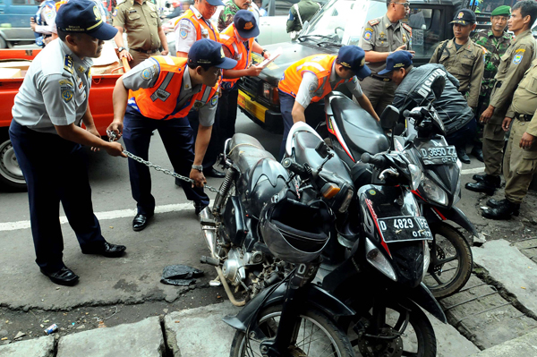  FOTO: Petugas Gembok Motor yang Parkir Sembarangan di Jalan Otista