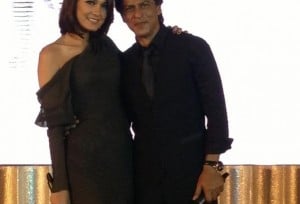  LUNA MAYA Pamer Foto Pelukan Bareng Shahrukh Khan di Twitter