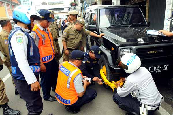  FOTO: Petugas Gembok Mobil yang Parkir Sembarangan di Jalan Asia Afrika