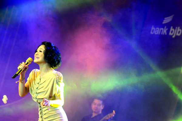  FOTO: Andien Hangatkan Suasana Malam Saat Launching bjb precious