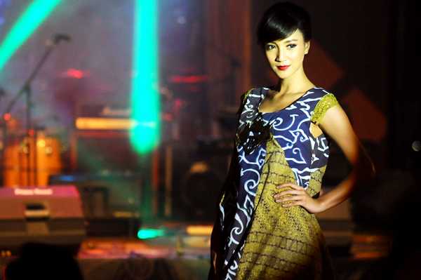  FOTO: Fashion Show Batik Mega Mendung Saat Launching bjb precious