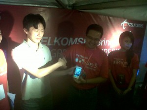  iPHONE 5: 20 Pemesan Dapat Barang dari Telkomsel Bandung Saat Tengah Malam