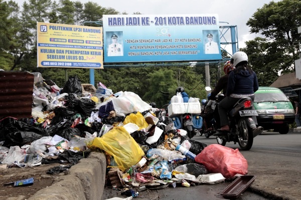  FOTO: Sampah Menumpuk Ganggu Pejalan Kaki di Jalan Siliwangi