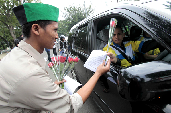  FOTO: HMI Bagi-bagi Mawar Peringati Hari HAM