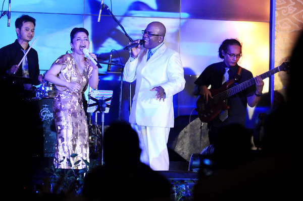  FOTO: Ruth Sahanaya-Keith Martin Hibur Tamu Undangan Gala Dinner bjb precious di Jakarta