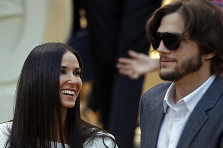  ASHTON KUTCHER Resmi Gugat Cerai Demi Moore